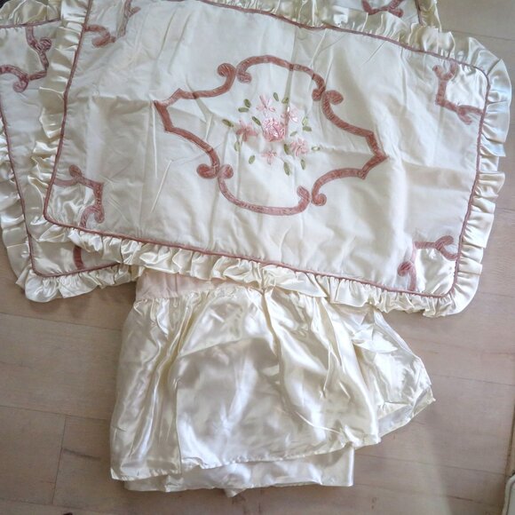 New Vintage King Shams Bedskirt Set Silk Ribbon Rose Velvet Design Cream Satin - Picture 1 of 16